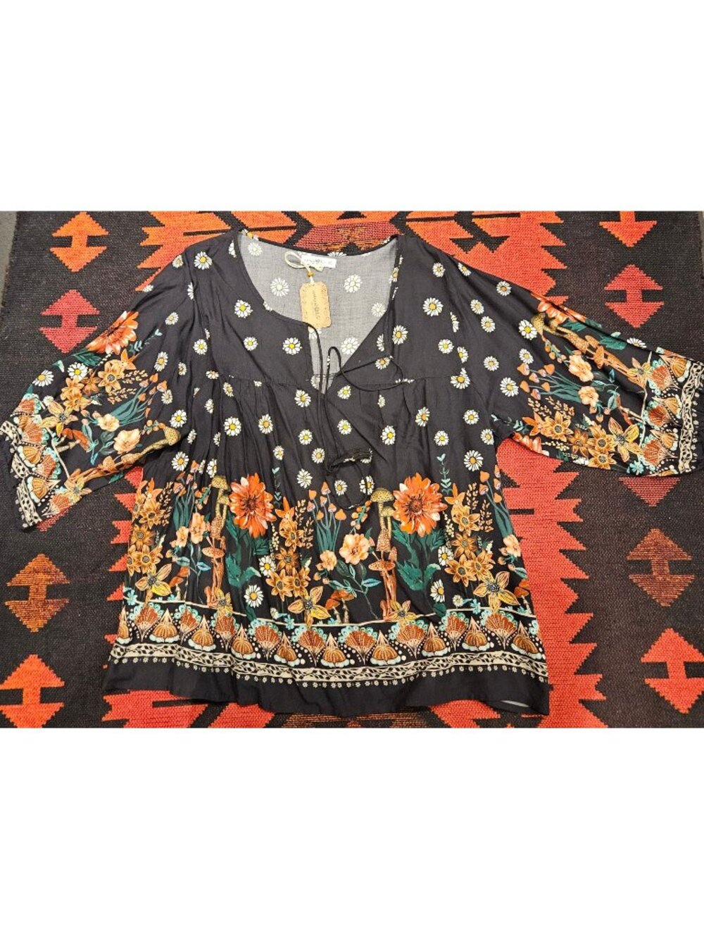NEW Natural Life Womens XL Black Boho Top With Floral & Daisy Print.